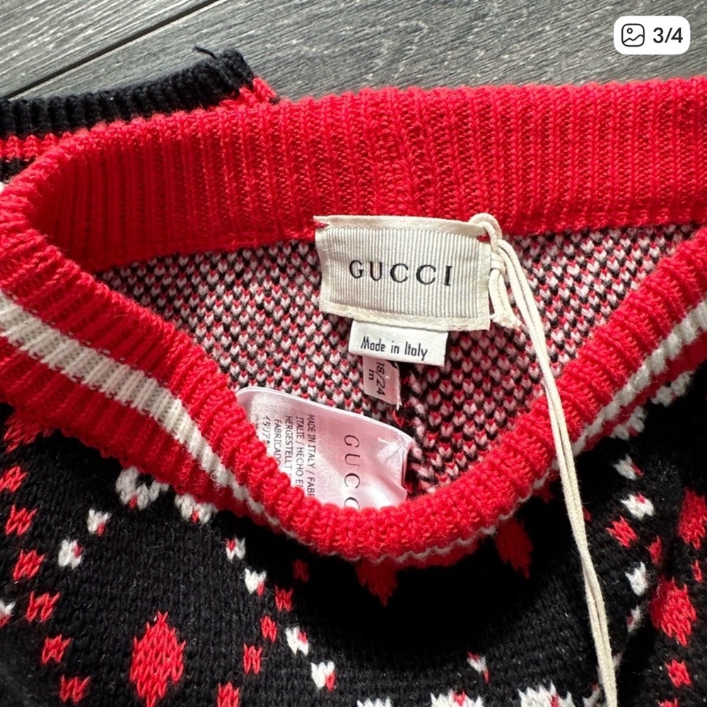 GUCCI White Top with Navy Blue and Red Patterned Knit Shorts & sandals - Picture 5 of 10